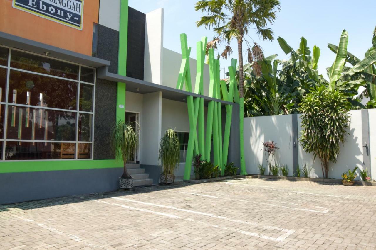 Reddoorz Syariah Near Balai Kota Probolinggo 2 Hotel Exterior photo